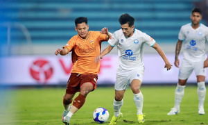 Cận cảnh Nguyên Mạnh mắc sai lầm, cầu thủ HAGL tạo siêu phẩm đánh bại Nam Định