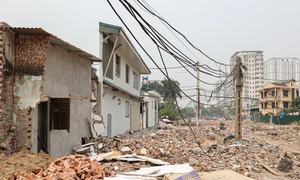 Loạt nhà mỏng như lá lúa mọc trên con đường vừa giải phóng mặt bằng ở Hà Nội 