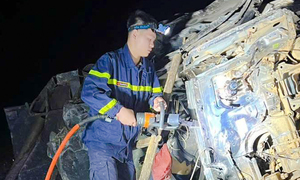 Xe tải lao xuống vực sâu, tài xế mắc kẹt trong cabin suốt 4 tiếng