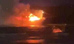 Tàu cá bốc cháy trong đêm, ngư dân Quảng Ngãi thiệt hại tiền tỷ