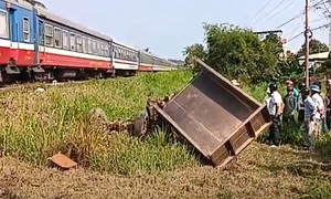 Công nông bị tàu hoả tông tại lối đi tự mở, 3 người thương vong