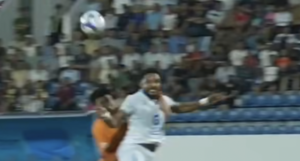 Nguyễn Xuân Son hoang mang: 'Tại sao trọng tài không thổi phạt đền'?