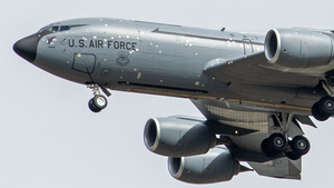 Bí mật loại băng dính vá thân máy bay Boeing KC-135 trở về từ Trung Đông