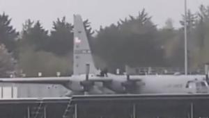 Video cận cảnh kẻ đột nhập phá máy bay hơn 75 triệu USD của quân đội Mỹ