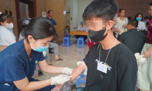 Nước mắt người bà nhặt ve chai và hành trình 16 năm tìm lại nụ cười cho cháu