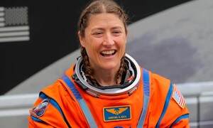 Người phụ nữ duy nhất trên Artemis II định nghĩa thú vị về 'Phi hành đoàn'