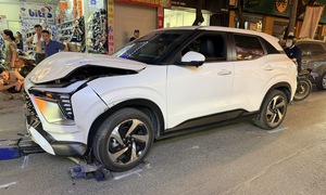 Nữ tài xế ô tô tông liên hoàn 4 xe trên phố Hà Nội