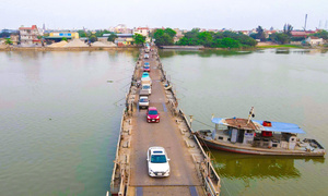 Cầu phao 30 năm tuổi ở Ninh Bình 'oằn mình' gánh tải chờ ngày được thay thế