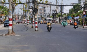 Cột điện án ngữ giữa dự án nghìn tỷ ở cửa ngõ TP.HCM