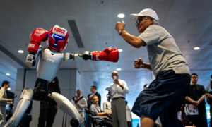 Công nghệ 14/4: Robot đấu võ tại Hong Kong, Booking bị tấn công