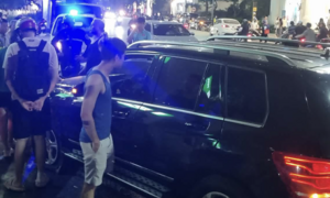 Ô tô Mercedes đâm liên hoàn 2 xe khác trong khu đô thị Hà Nội