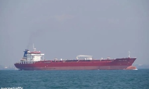 Tàu Trung Quốc đi qua eo biển Hormuz giữa hai làn kiểm soát của Mỹ - Iran 