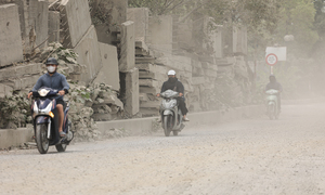 Người Hà Nội 'ngộp thở' giữa bụi mịt mù từ công trình xây dựng