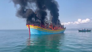 Cháy tàu cá chở 21 người trên biển Lâm Đồng, cột khói cao hàng chục mét