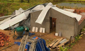 Mưa dông kèm gió giật mạnh tại Lâm Đồng và Gia Lai, nhiều nhà tốc mái