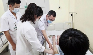 Ngồi khoanh chân khi học, nam sinh 19 tuổi bị liệt bàn chân