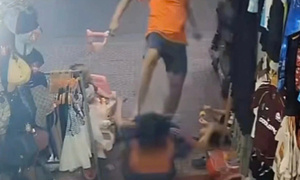 Người phụ nữ bị gã đàn ông đá vào mặt khi đang trông con