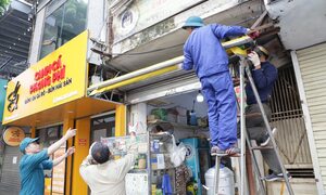 Xem xét trách nhiệm 16 cán bộ công an phường Hà Nội để xảy ra ùn tắc, lấn chiếm vỉa hè