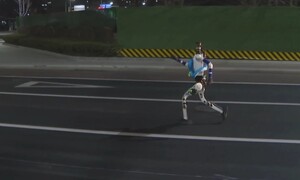 Video: Robot chạy thử trước giải bán marathon người máy tại Bắc Kinh