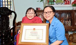 Bộ GD&ĐT trao Bằng khen cho cô giáo 'xương thủy tinh' mở lớp học miễn phí 20 năm