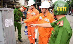 Vấn nạn dán rao vặt tủ điện: Không chỉ bóc xóa, cần bắt đầu từ ý thức người dân