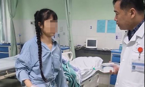 14 tuổi đã phải phẫu thuật cột sống vì thói quen ngồi vẽ