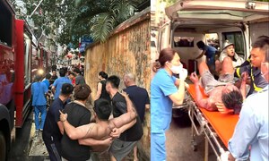 Cháy nhà trong ngõ sâu ở Hà Nội, một người mắc kẹt