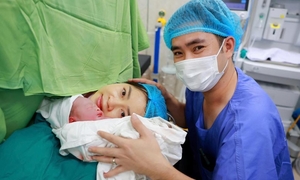 Kỳ tích tại BV Phụ sản Hà Nội: Hai trẻ song sinh chào đời cách nhau 13 tuần