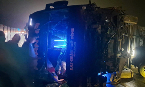 Lật xe khách trên cao tốc Nội Bài - Lào Cai, nhiều người bị thương