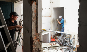 Người dân tháo dỡ, di dời trả mặt bằng thi công cầu 16.000 tỷ đồng ở Hà Nội