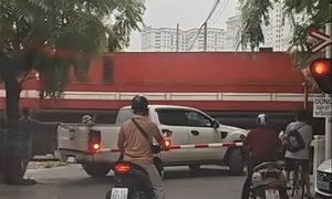 Tài xế bán tải mắc kẹt khi cố tình vượt rào chắn đường sắt bị phạt 5 triệu đồng