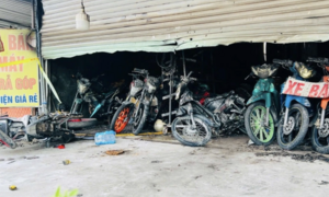 Cháy tiệm xe máy ở TP.HCM, thai phụ cùng 2 con nhỏ thoát nạn qua lối sau