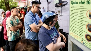 Người Hà Nội xếp hàng cả tiếng chờ mua bánh trôi, bánh chay dịp Tết Hàn thực