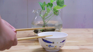 Vì sao người xưa kiêng cầm đũa gõ bát trong bữa cơm?