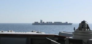 Tàu khu trục Mỹ bắn thủng phòng máy, bắt giữ tàu Iran ở eo biển Hormuz