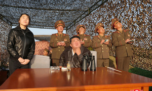 Ông Kim Jong-un và con gái trực tiếp giám sát vụ phóng tên lửa mang đầu đạn chùm