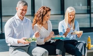 Vì sao người Pháp cấm ăn trưa tại bàn làm việc? 