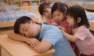 Giáo viên mẫu giáo mệt quá ngủ quên, phản ứng của các em nhỏ gây xúc động