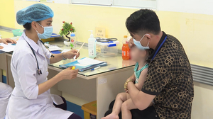 Nắng nóng cực đoan, trẻ nhập viện tăng đột biến