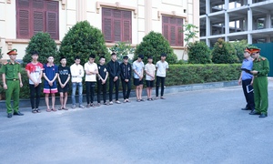 Khởi tố vụ án nhóm 'quái xế' mang dao kiếm rượt đuổi nhau trên phố ở Quảng Trị