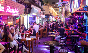 Nhiều tuyến vỉa hè Hà Nội vẫn bị hàng quán, bãi xe 'nuốt chửng' cả ngày lẫn đêm