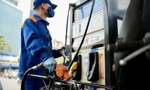 Giá xăng dầu tiếp tục giảm, RON95 dưới 23.000 đồng, diesel dưới 27.000 đồng/lít