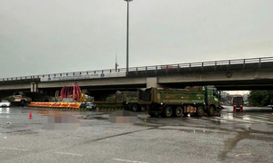 Tài xế xe máy tử vong dưới bánh xe ben