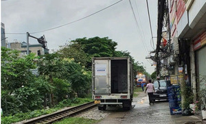 Tàu hỏa phải phanh gấp vì bị ô tô 'lấn đường' ở Hà Nội