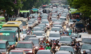 Người dân ùn ùn rời Hà Nội nghỉ lễ Giỗ Tổ, các trục cửa ngõ ùn ứ kéo dài