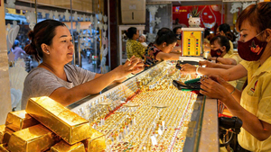 Giá vàng rơi thẳng đứng, quỹ vàng lớn nhất thế giới tiếp tục 'xả hàng'