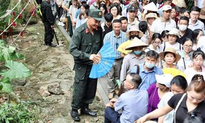 Công an Phú Thọ phát nước, sữa miễn phí phục vụ du khách về Đền Hùng