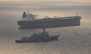 Mỹ tiếp tục công bố hình ảnh chặn bắt tàu Iran gần eo biển Hormuz 