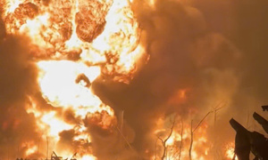 Gần 90 cảnh sát cùng robot dập tắt vụ cháy bãi đất chứa dầu thải tại Hà Nội