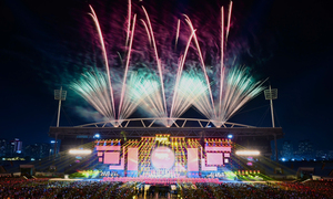 Pháo hoa rực sáng bầu trời Hà Nội trong đêm concert 'Âm vang Tổ quốc'